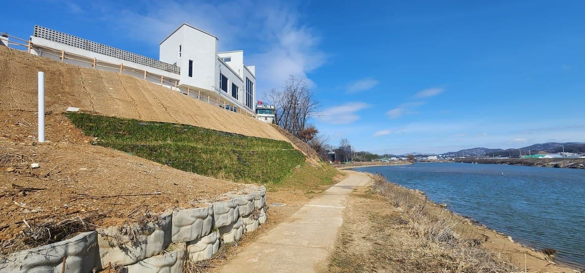 하천변 옹벽 (안성)